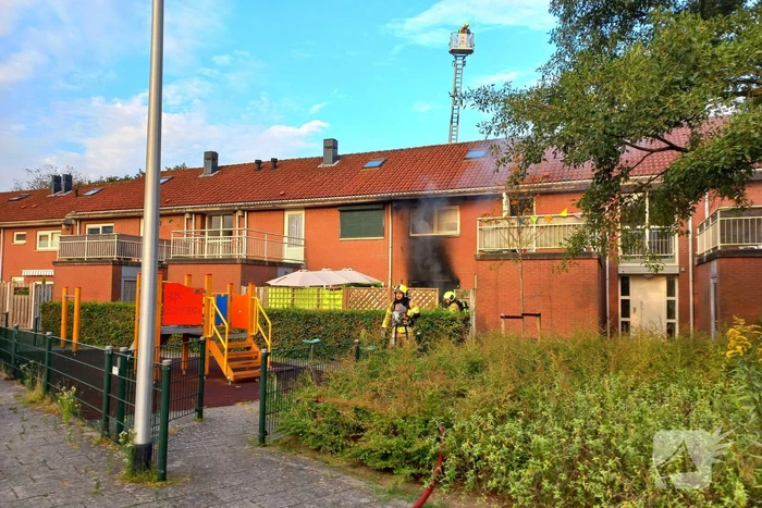 Vier gewonden bij uitslaande woningbrand, vrouw ernstig verbrand