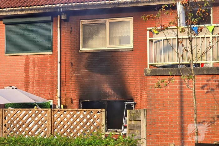 Vier gewonden bij uitslaande woningbrand, vrouw ernstig verbrand
