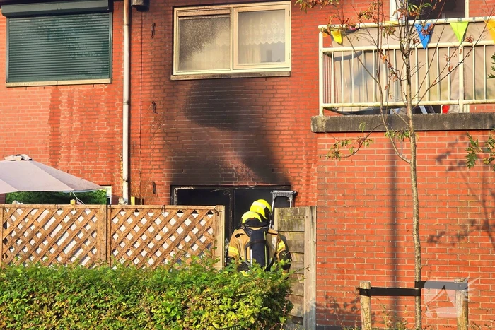 Vier gewonden bij uitslaande woningbrand, vrouw ernstig verbrand