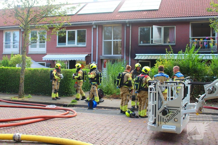 Vier gewonden bij uitslaande woningbrand, vrouw ernstig verbrand