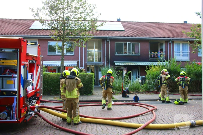 Vier gewonden bij uitslaande woningbrand, vrouw ernstig verbrand