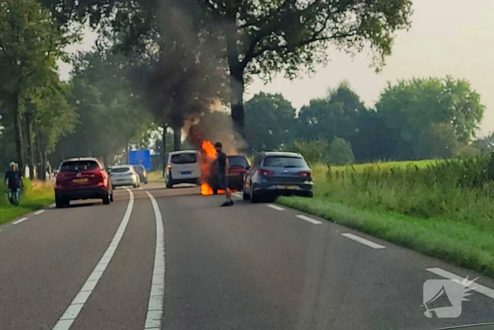 Auto vliegt in brand tijdens rijden