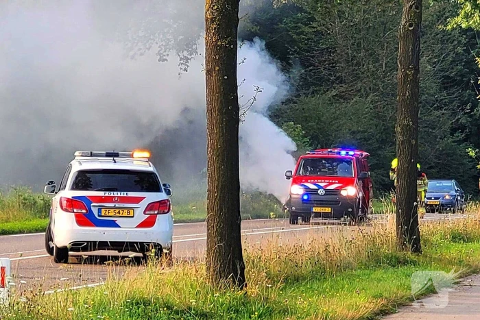Auto vliegt in brand tijdens rijden