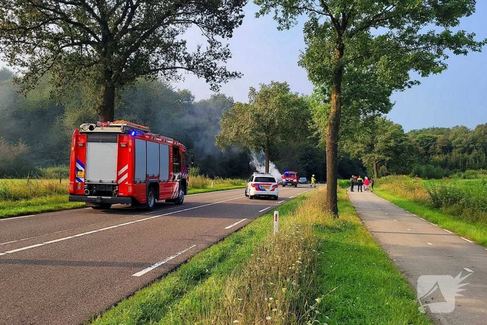 Auto vliegt in brand tijdens rijden