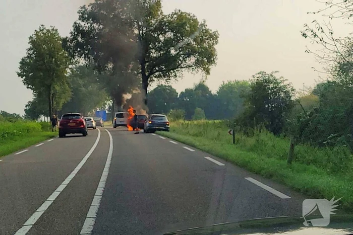 Auto vliegt in brand tijdens rijden
