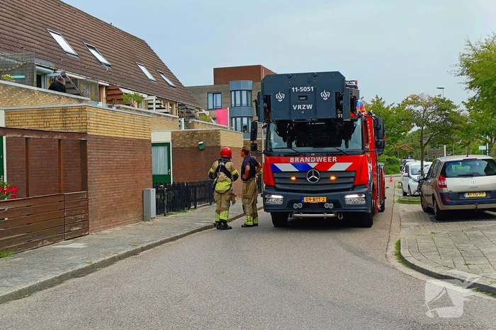 Kat moet van dak gered worden