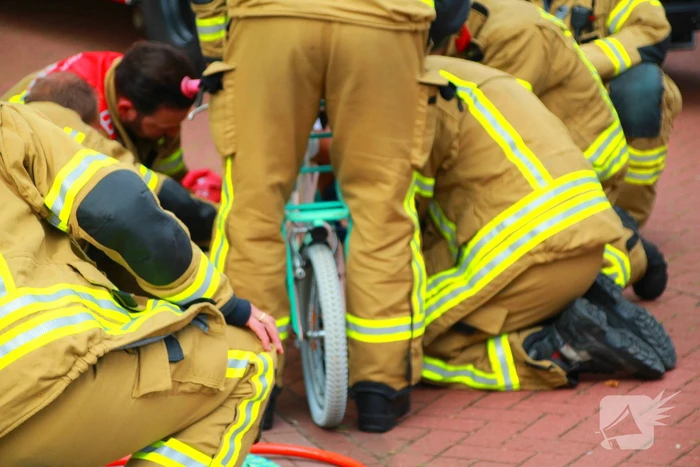 Brandweer bevrijdt vastzittend kind uit fietsspaken