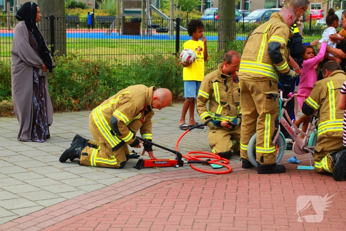 Brandweer bevrijdt vastzittend kind uit fietsspaken