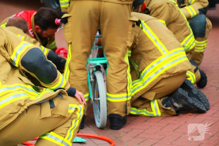 Brandweer bevrijdt vastzittend kind uit fietsspaken