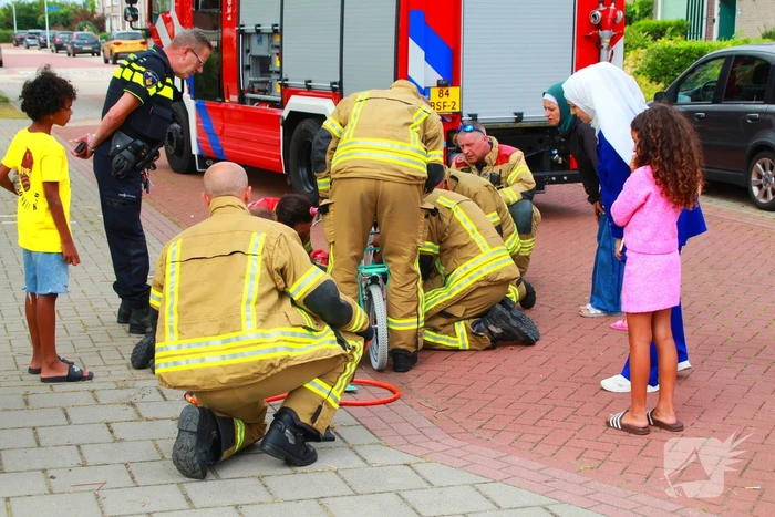 Brandweer bevrijdt vastzittend kind uit fietsspaken