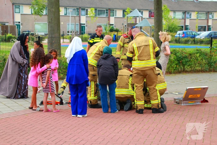 Brandweer bevrijdt vastzittend kind uit fietsspaken