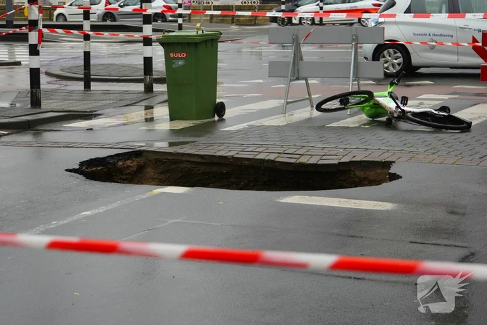 Verkeershinder door groot gat in weg
