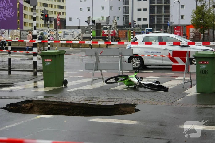Verkeershinder door groot gat in weg