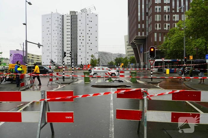 Verkeershinder door groot gat in weg