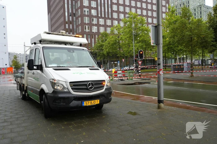 Verkeershinder door groot gat in weg