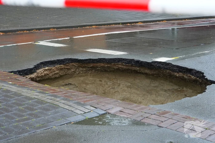Verkeershinder door groot gat in weg