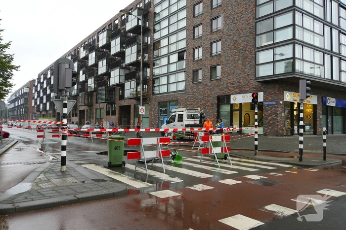 Verkeershinder door groot gat in weg