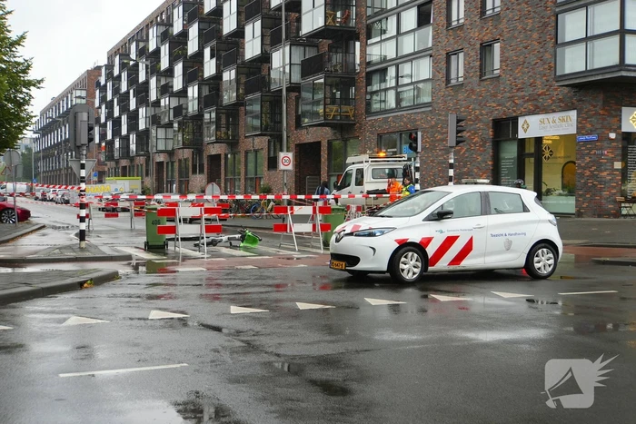 Verkeershinder door groot gat in weg