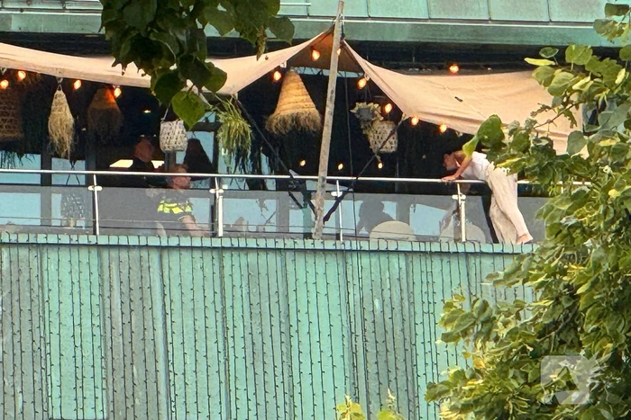 Vrouw met onbegrepen gedrag dreigt te springen van Balkon