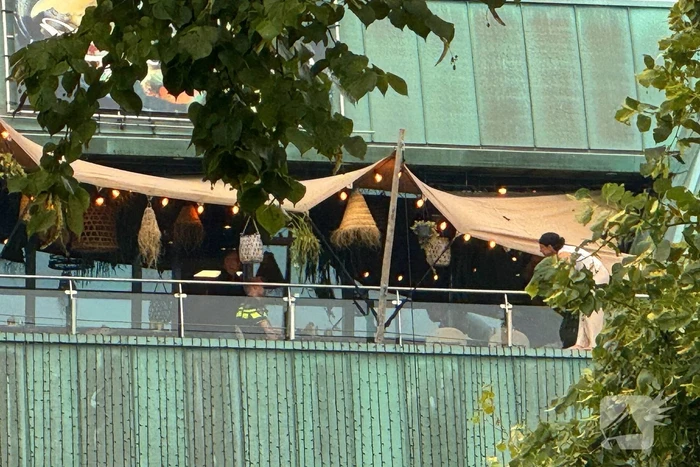 Vrouw met onbegrepen gedrag dreigt te springen van Balkon