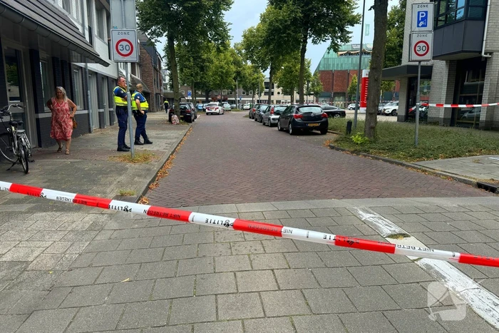 Vrouw met onbegrepen gedrag dreigt te springen van Balkon