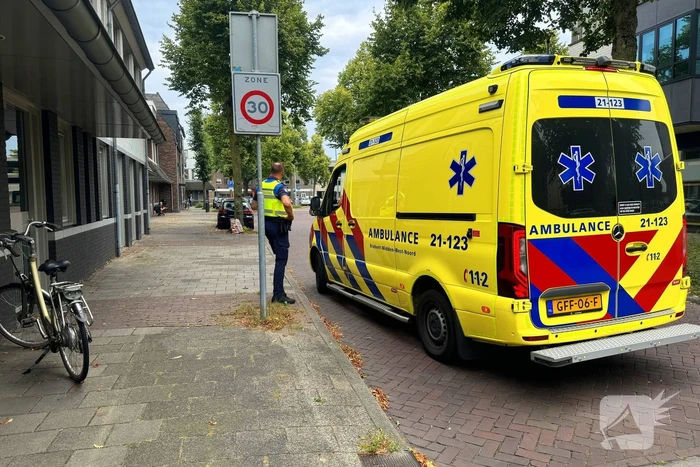 Vrouw met onbegrepen gedrag dreigt te springen van Balkon