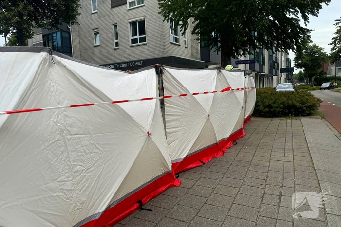 Vrouw met onbegrepen gedrag dreigt te springen van Balkon