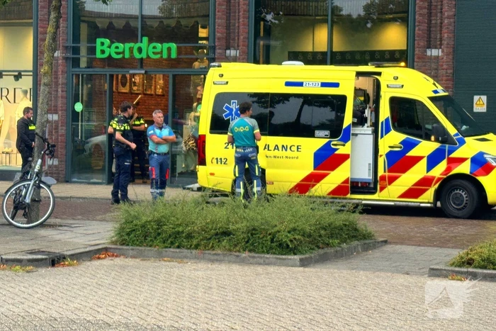 Vrouw met onbegrepen gedrag dreigt te springen van Balkon
