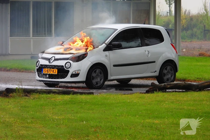 Personenauto vat vlam door onbekende reden