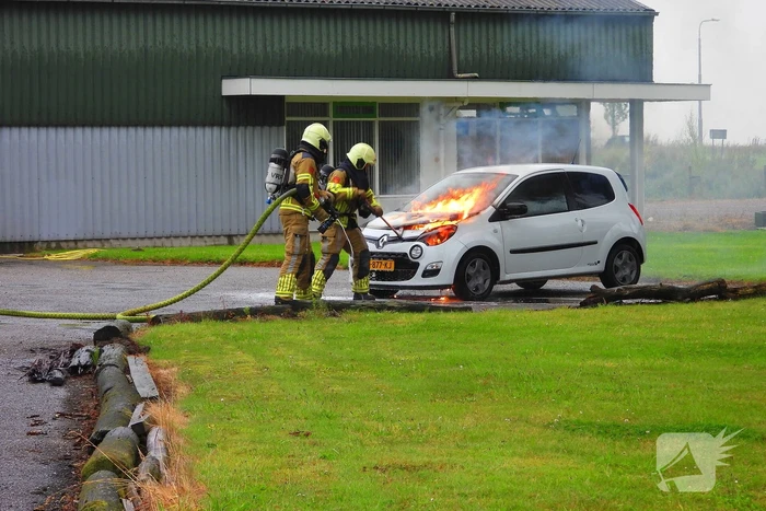 Personenauto vat vlam door onbekende reden