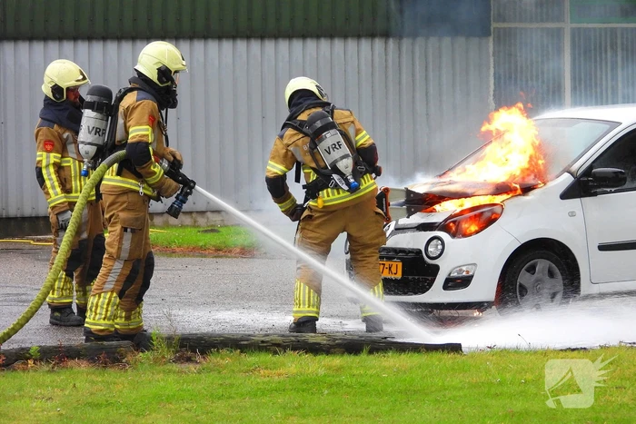 Personenauto vat vlam door onbekende reden