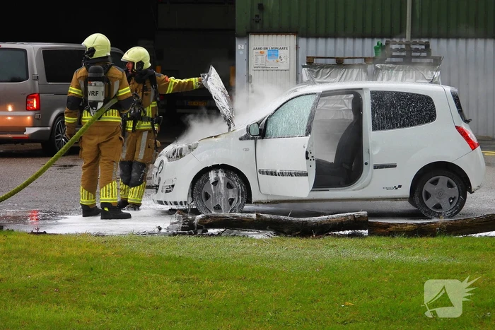 Personenauto vat vlam door onbekende reden