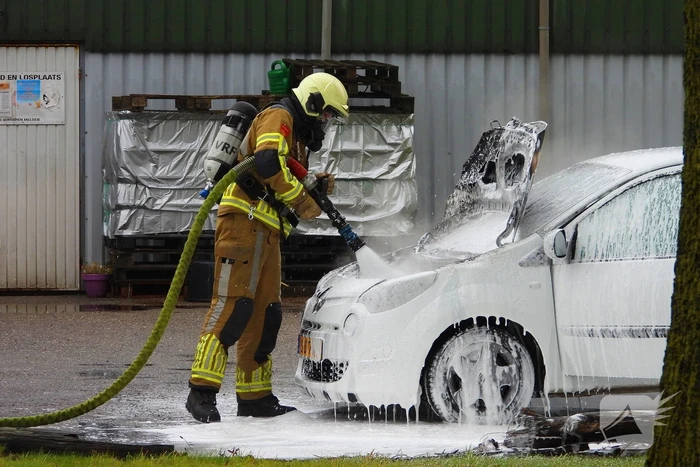 Personenauto vat vlam door onbekende reden
