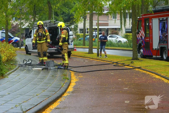Brandweer blust brand in afzuigkap