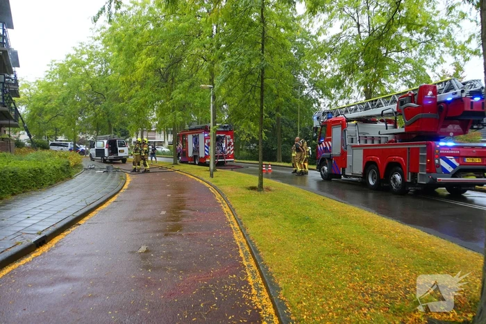 Brandweer blust brand in afzuigkap