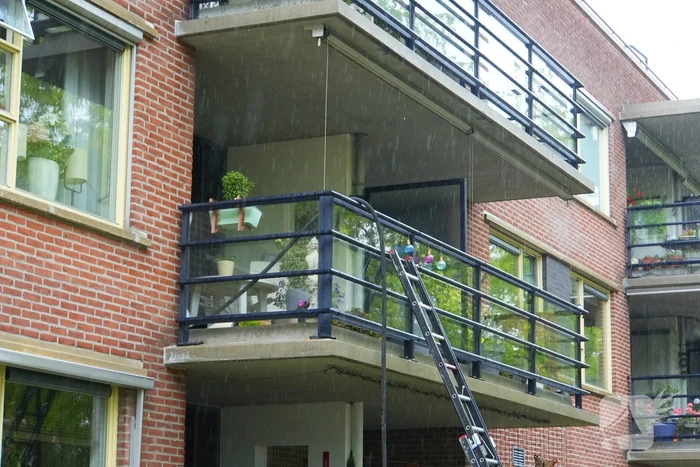 Brandweer blust brand in afzuigkap