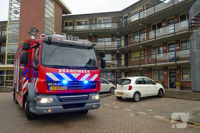 Brandweer blust brand in afzuigkap