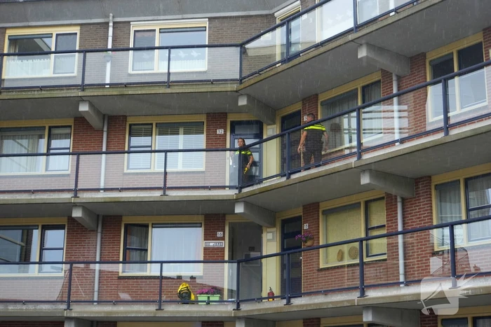 Brandweer blust brand in afzuigkap