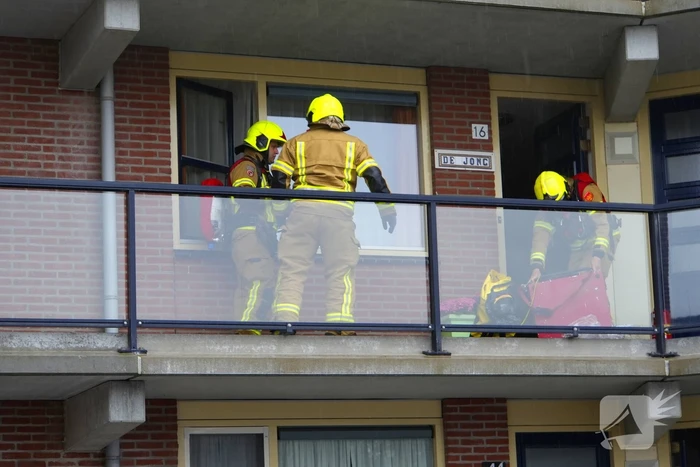 Brandweer blust brand in afzuigkap