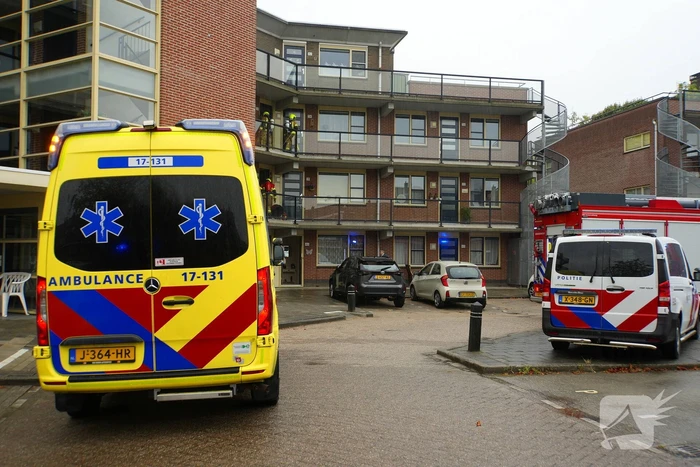 Brandweer blust brand in afzuigkap