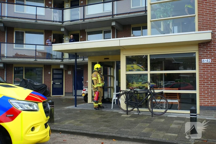 Brandweer blust brand in afzuigkap