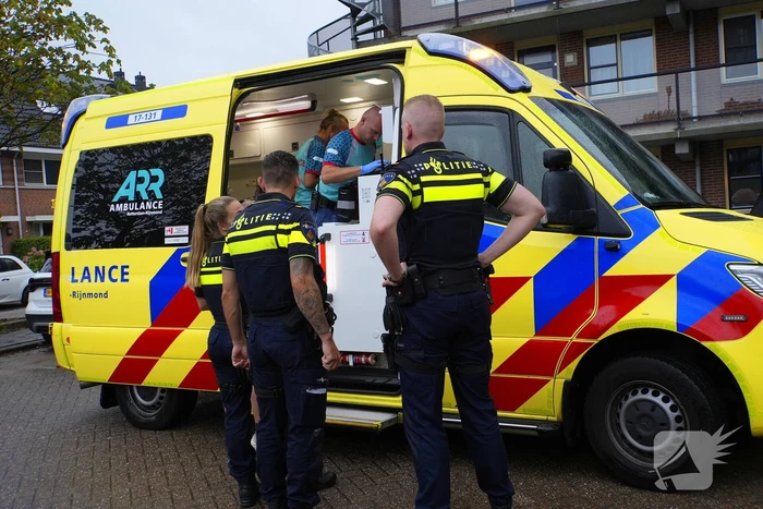 Brandweer blust brand in afzuigkap
