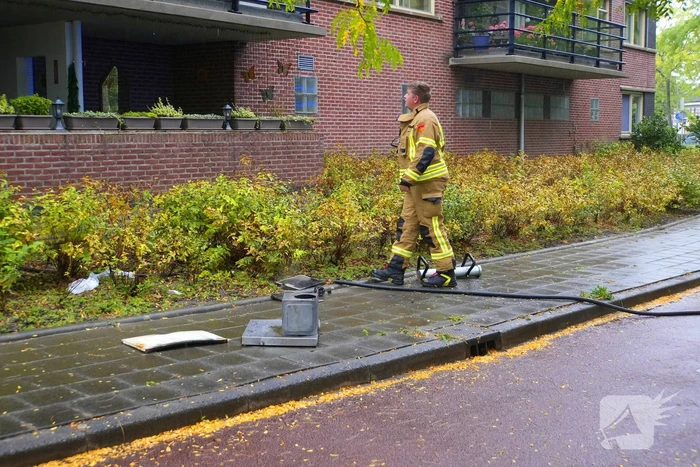 Brandweer blust brand in afzuigkap