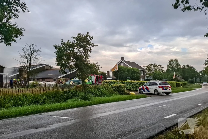 Brandweer blust brandende tussenmuur bij kaasboerderij