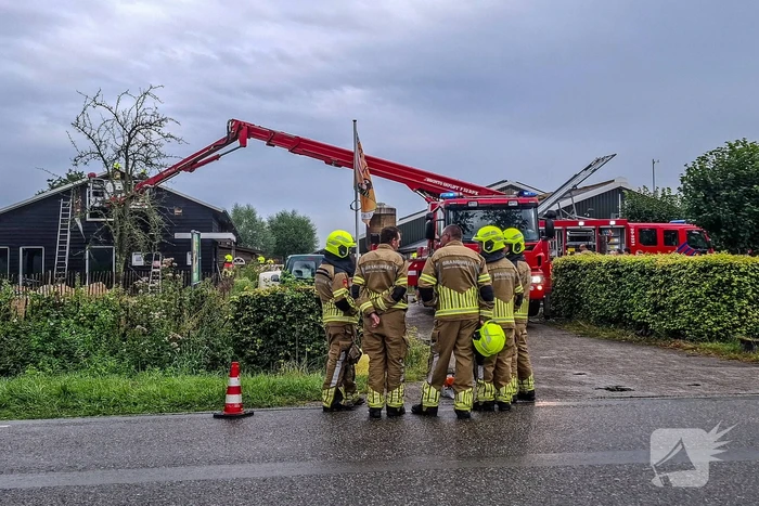 Brandweer blust brandende tussenmuur bij kaasboerderij