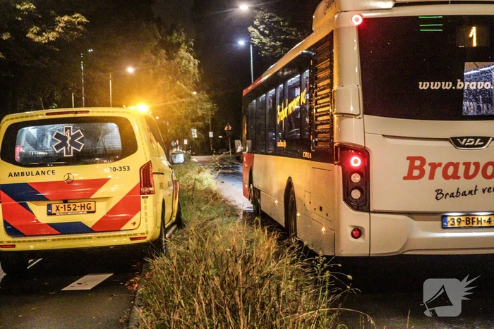 Putdeksel vliegt los en raakt bus