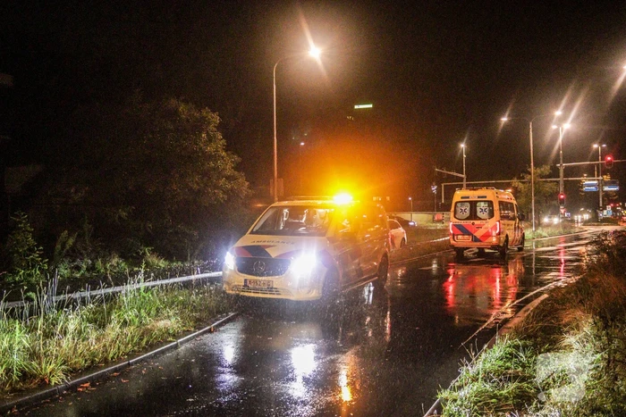 Putdeksel vliegt los en raakt bus