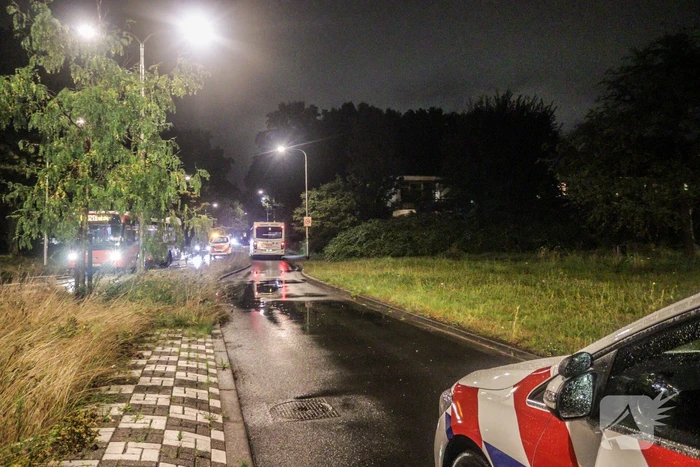 Putdeksel vliegt los en raakt bus