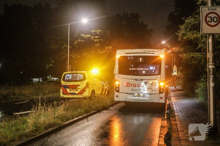 Putdeksel vliegt los en raakt bus