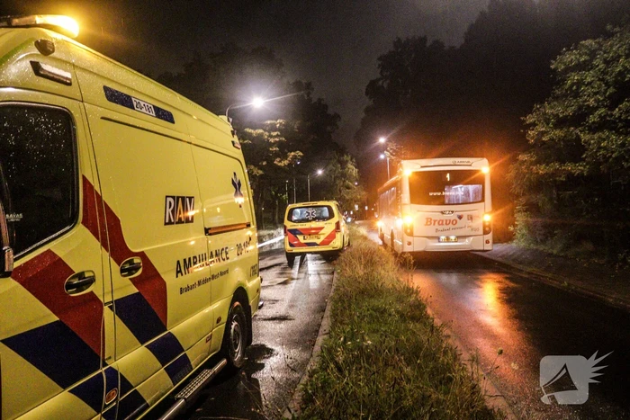 Putdeksel vliegt los en raakt bus